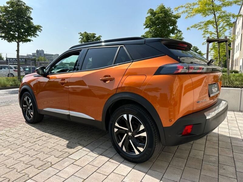 Gebraucht Peugeot e-2008 GT 100 kW (136 PS) 2022 Lackierung orange fusion/typ a SUV