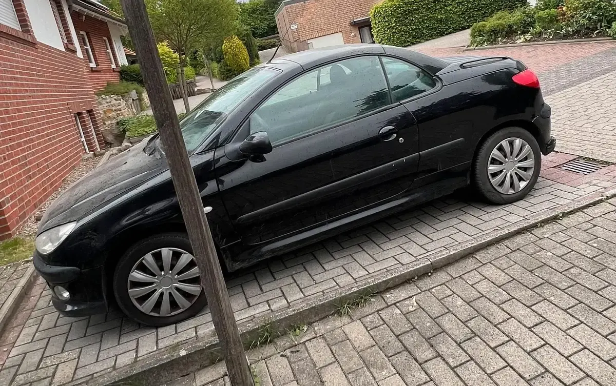 Gebraucht Peugeot 206 CC 106 PS (77 kW) 2000 Schwarz Cabrio