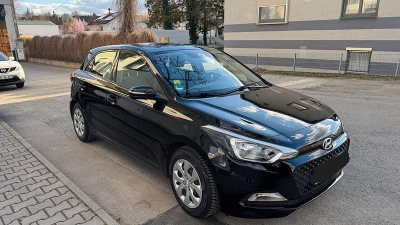 Gebraucht Hyundai i20 Classic 75 PS (55 kW) 2017 Schwarz Kleinwagen