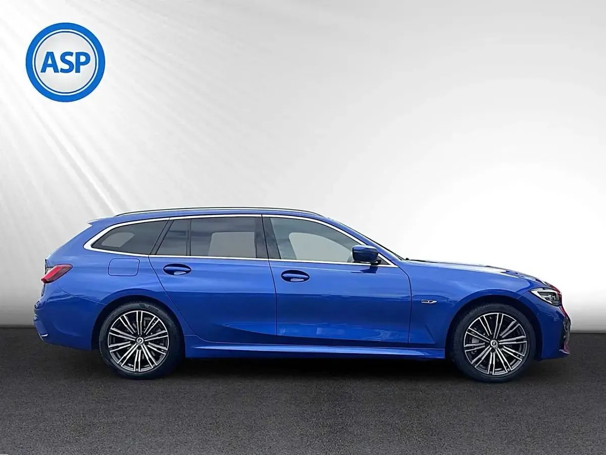 Gebraucht BMW 330e M Sport 184 PS (135 kW) 2022 Blau (portimao blau metallic) Kombi