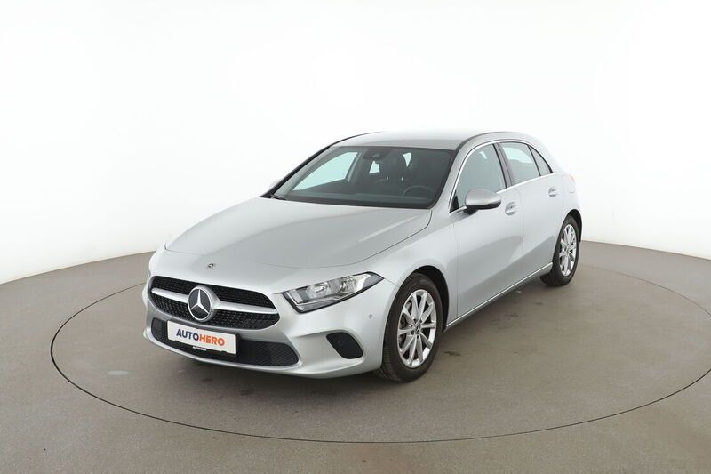 Grau Gebraucht 2021 Mercedes A180 Progressive Limousine | 23.560 € (Fairer Preis) - Bild 1/4