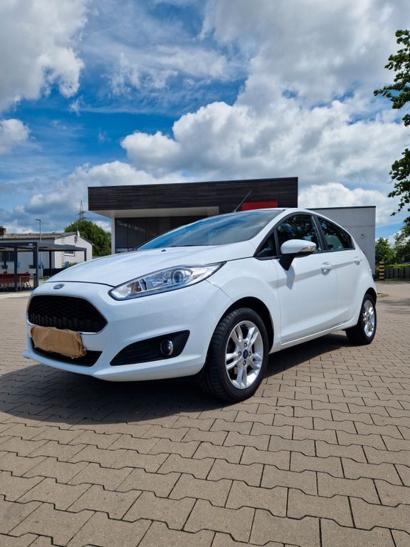 Weiß Gebraucht 2016 Ford Fiesta Kleinwagen | 3.790 € (Guter Preis) - Bild 1/4