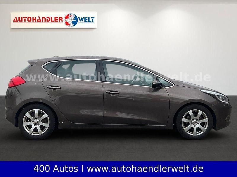 Gebraucht Kia Ceed Spirit 135 PS (99 kW) 2012 Beige Kleinwagen