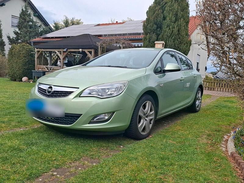 Gebraucht Opel Astra Edition 110 PS (80 kW) 2012 Grün Limousine