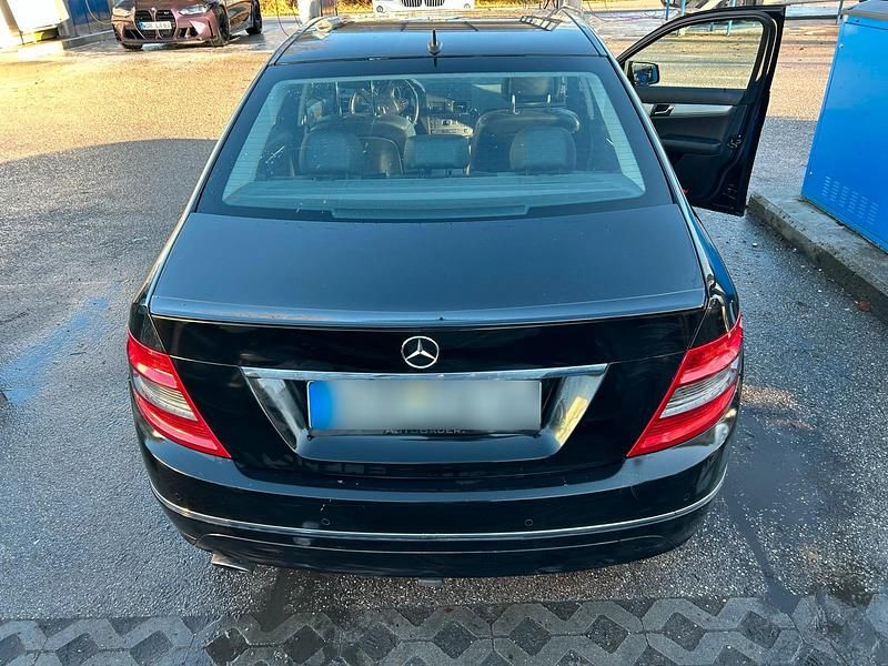 Second-hand Mercedes C200 184 CP (135 kW) 2010 Negru Berlinǎ