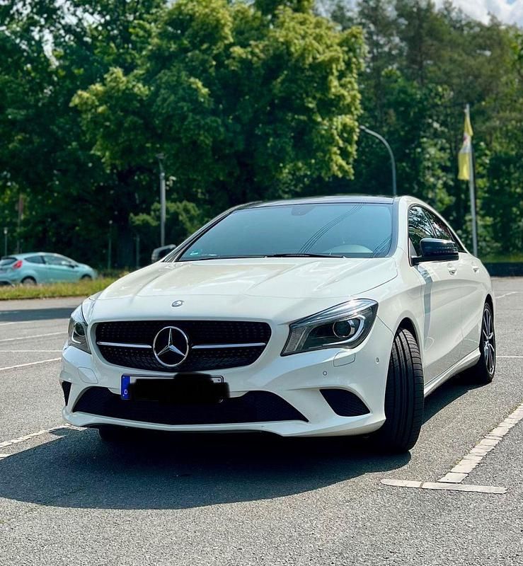 Weiß Gebraucht 2014 Mercedes CLA200 Coupé | 14.950 € (Guter Preis) - Bild 1/4
