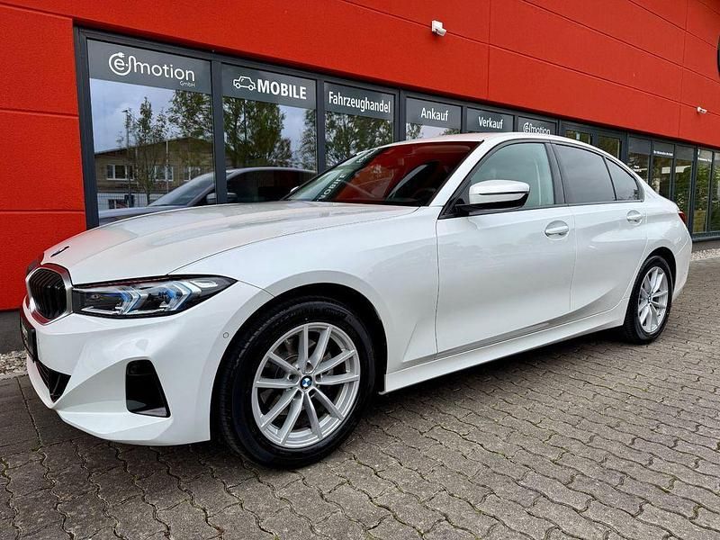 Mineralweiß Gebraucht 2024 BMW 320 Sport Line Limousine | 36.480 € (Guter Preis) - Bild 1/4