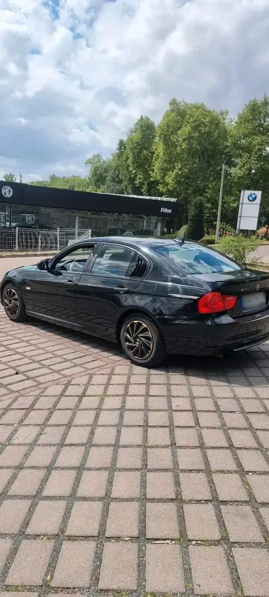 Gebraucht BMW 318 143 PS (105 kW) 2009 Schwarz Limousine