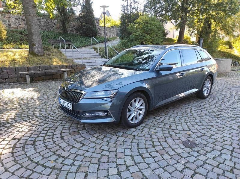 Grau Gebraucht 2020 Skoda Superb Style Kombi | 16.000 € (Superpreis) - Bild 1/4