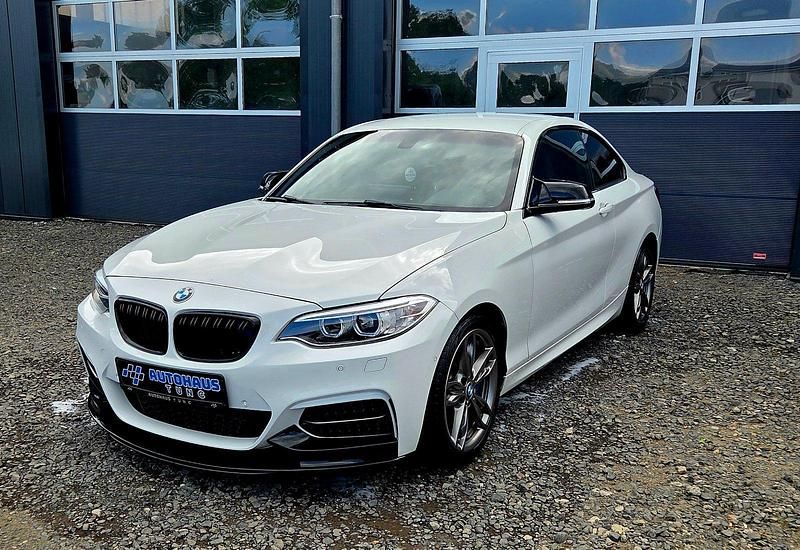 Alpinweiss iii Gebraucht 2017 BMW M240 Sport Line Coupé | 27.500 € (Fairer Preis) - Bild 1/4