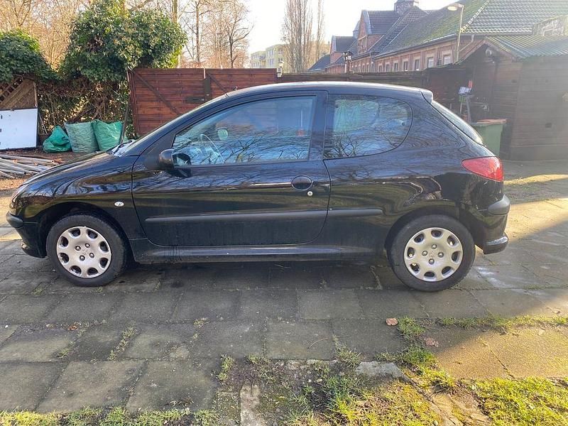 Gebraucht Peugeot 206 Tendance 75 PS (55 kW) 2008 Schwarz Limousine