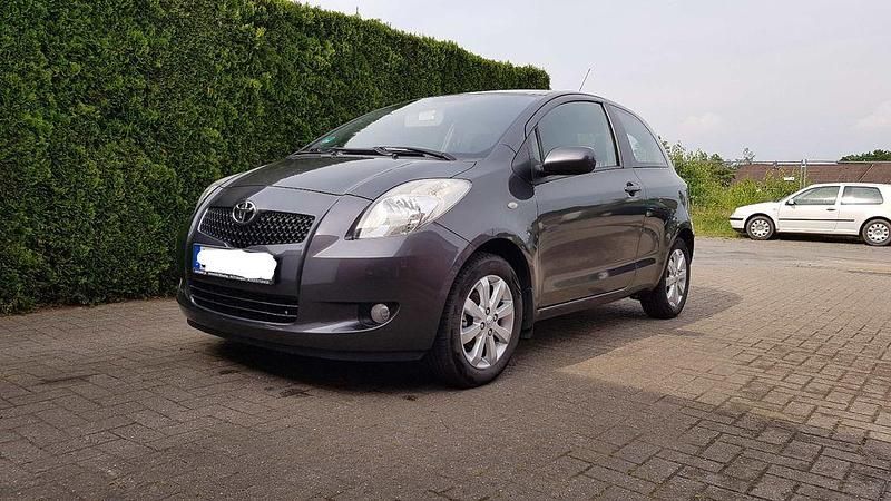 Grau Gebraucht 2008 Toyota Yaris Cool Limousine | 2.800 € (Fairer Preis) - Bild 1/4