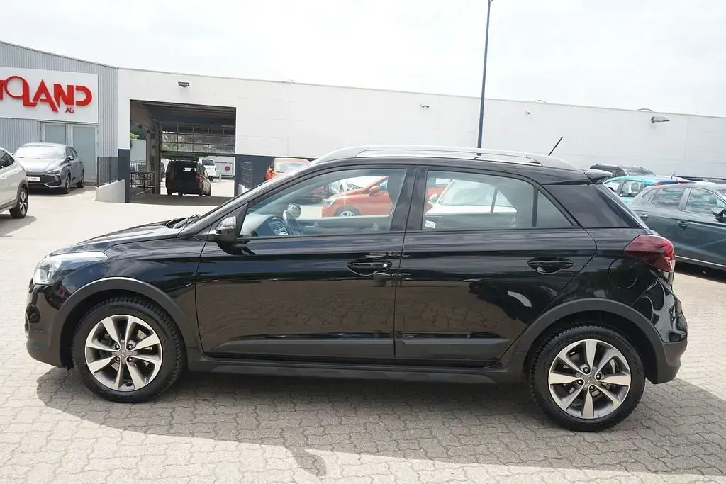 Gebraucht Hyundai i20 Advantage 101 PS (74 kW) 2020 Schwarz Kleinwagen