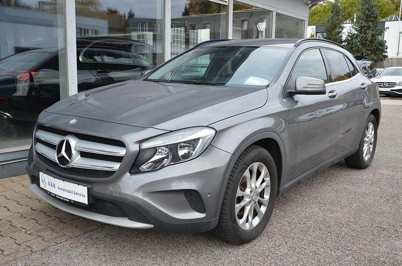 Mountaingrau met. Gebraucht 2015 Mercedes GLA180 Style SUV | 14.990 € (Fairer Preis) - Bild 1/4