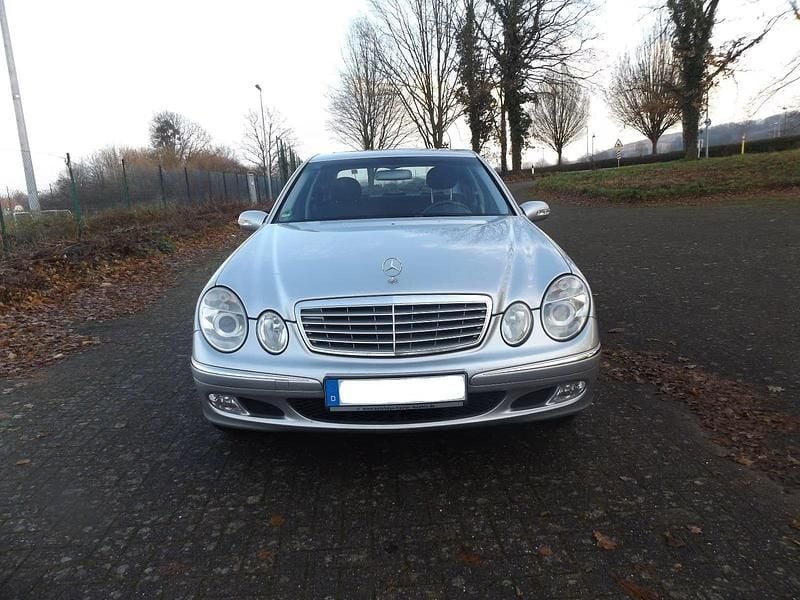 Silber Gebraucht 2002 Mercedes E240 Limousine | 3.100 € (Fairer Preis) - Bild 1/4