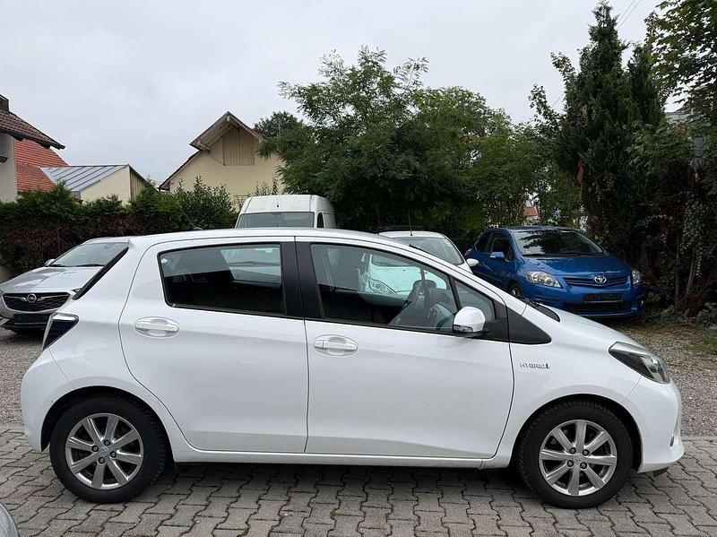 Gebraucht Toyota Yaris Hybrid Life 75 PS (55 kW) 2013 Weiß Kleinwagen