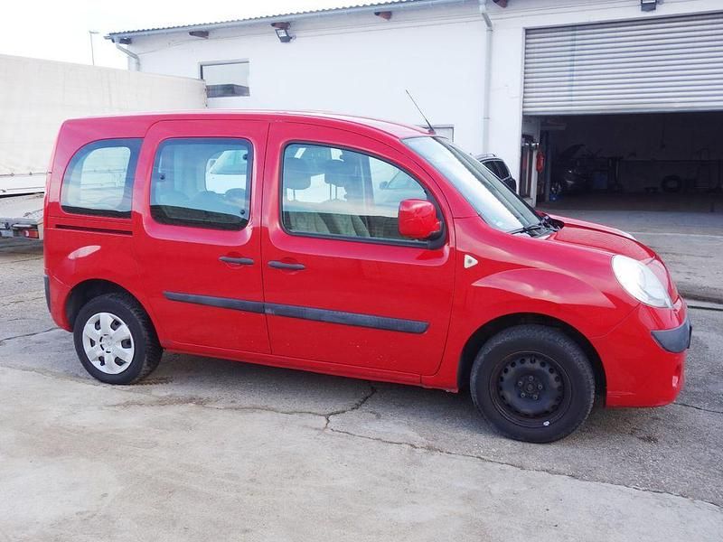 Gebraucht Renault Kangoo Happy Family 90 PS (66 kW) 2010 Rot Limousine