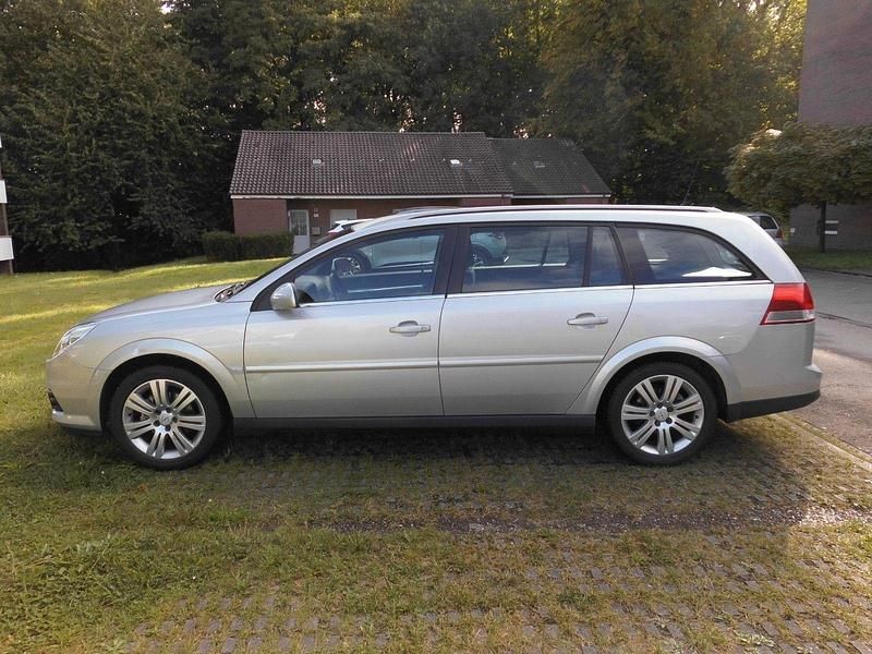 Silber Gebraucht 2005 Opel Vectra Edition Kombi | 4.990 € - Bild 1/4