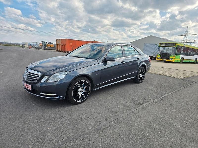 Grau Gebraucht 2011 Mercedes E250 Limousine | 12.900 € (Fairer Preis) - Bild 1/4
