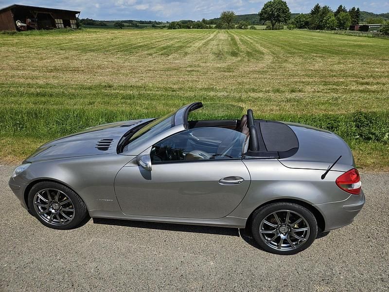 Silber Gebraucht 2005 Mercedes SLK200 Cabrio | 10.999 € (Etwas zu teuer) - Bild 1/4