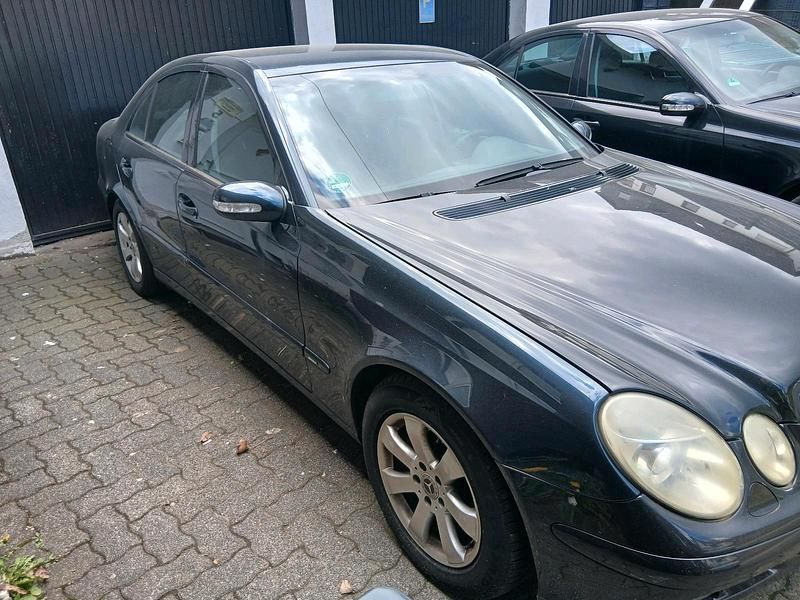Second-hand Mercedes E240 177 CP (130 kW) 2003 Negru Berlinǎ