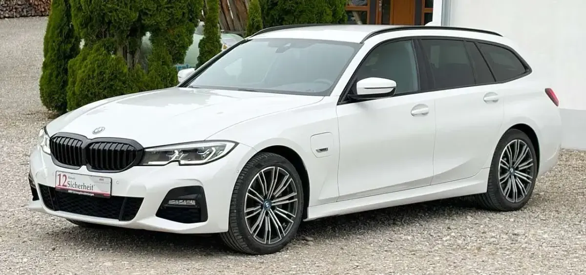 Gebraucht BMW 320e M Sport 204 PS (150 kW) 2022 Alpinweiss iii Kombi