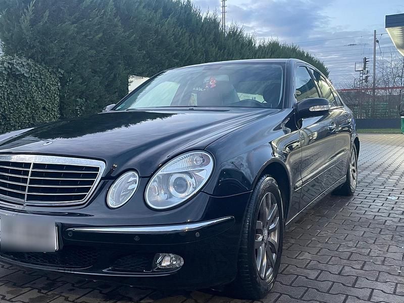 Gebraucht Mercedes E240 176 PS (129 kW) 2005 Schwarz Limousine