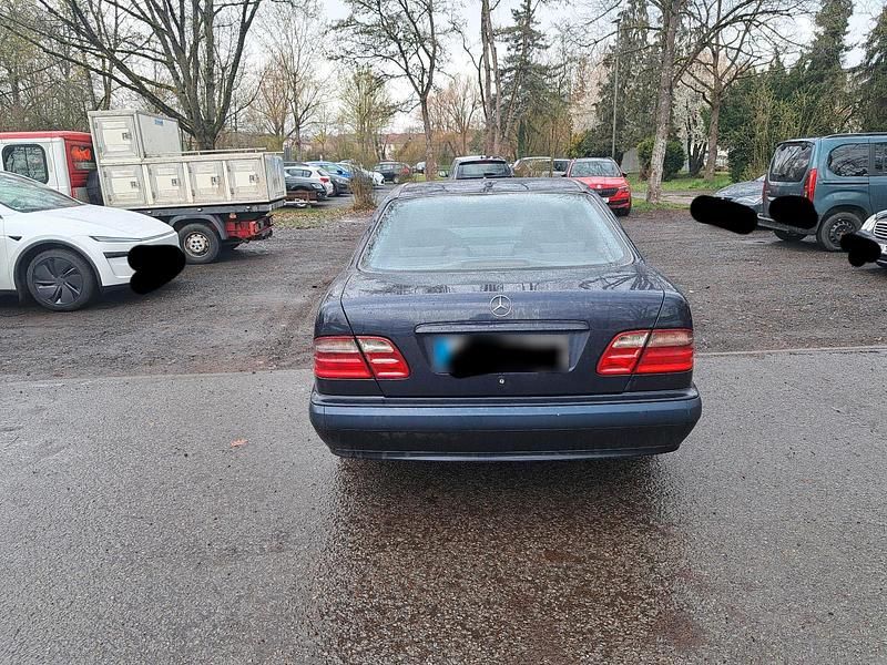 Gebraucht Mercedes E220 142 PS (104 kW) 2001 Blau Limousine