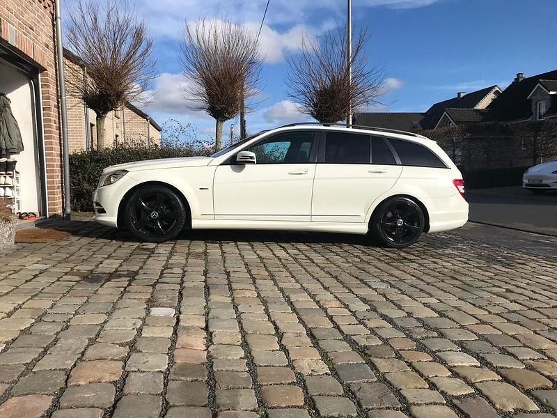 Gebraucht Mercedes C180 120 PS (88 kW) 2011 Weiß Kombi