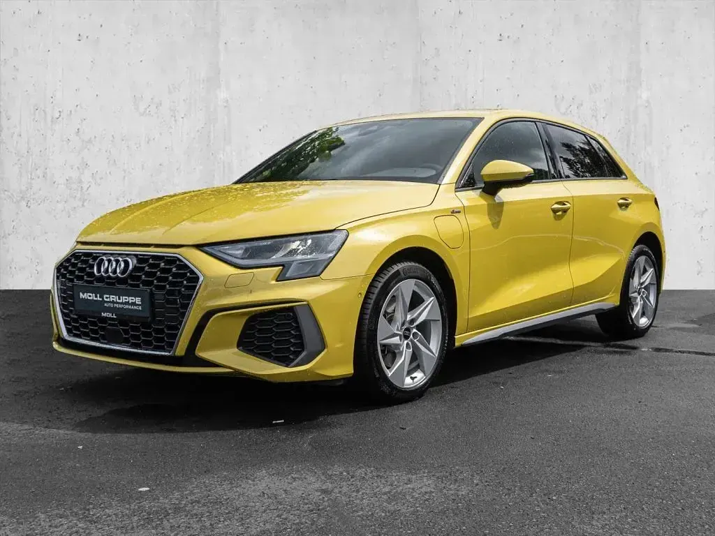 Gebraucht Audi A3 204 PS (150 kW) 2023 Pythongelb (metallic) Limousine