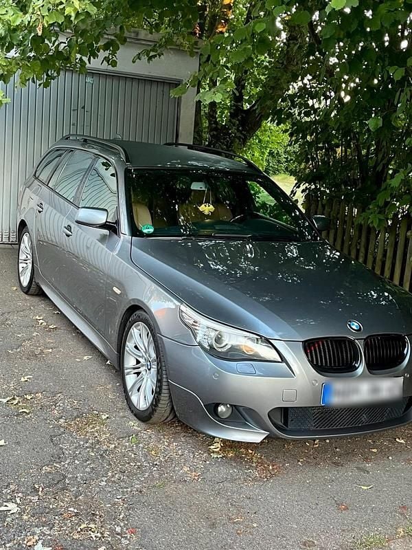 Grau Gebraucht 2007 BMW 520 M Sport Kleinwagen | 7.999 € (Fairer Preis) - Bild 1/4