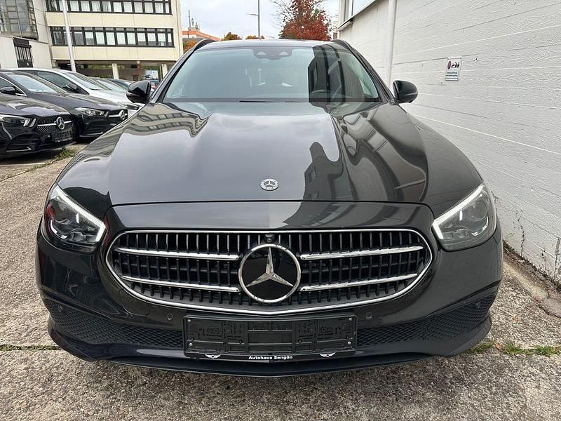 Grau Gebraucht 2021 Mercedes E300 Limousine | 31.999 € (Guter Preis) - Bild 1/4