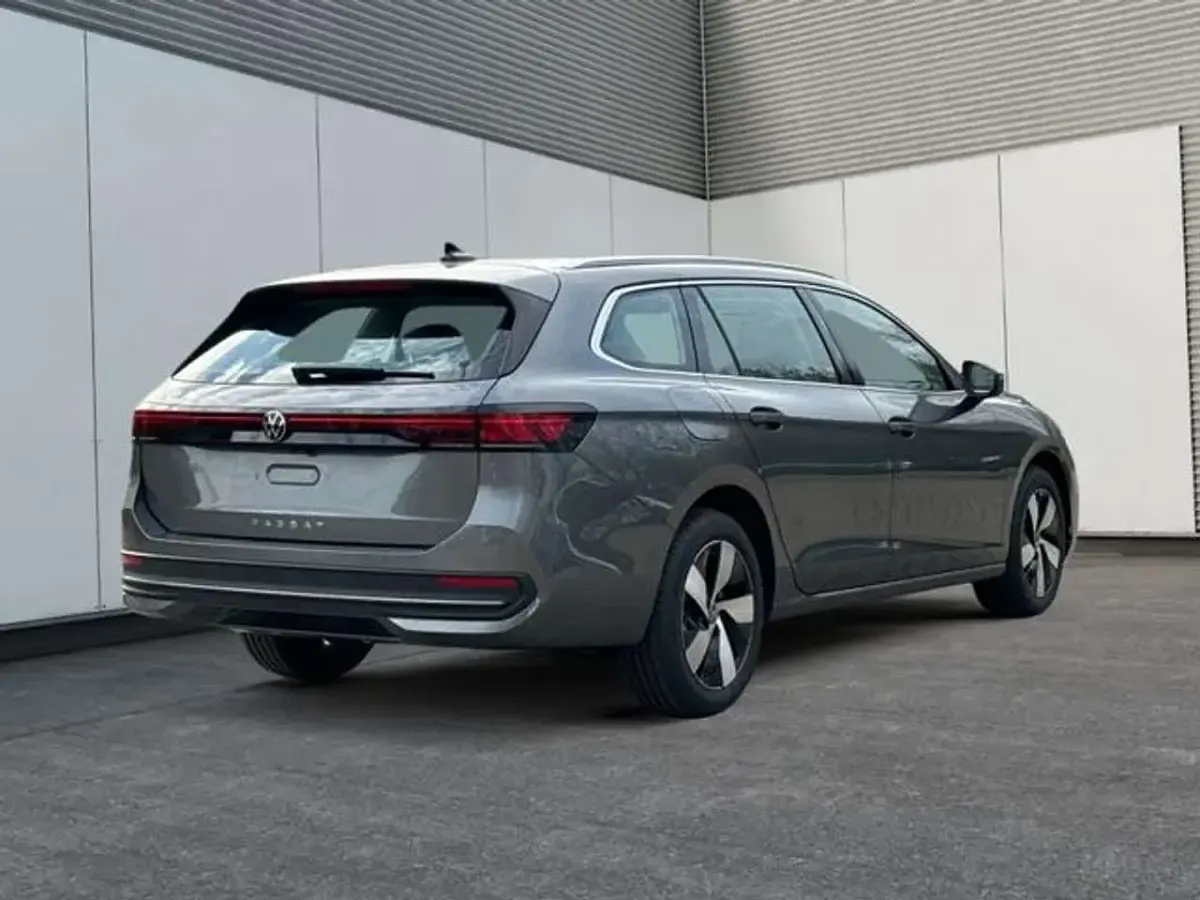 Neu VW Passat Business 150 PS (110 kW) 2025 Diabasgrau metallic/grau Kombi