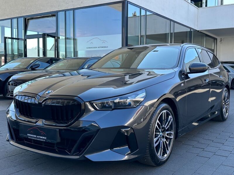Grau Gebraucht 2024 BMW 520 M Sport Kombi | 52.890 € (Superpreis) - Bild 1/4