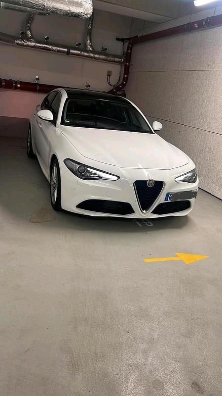 Weiß Gebraucht 2025 Alfa Romeo Giulia Limousine | 18.500 € - Bild 1/4