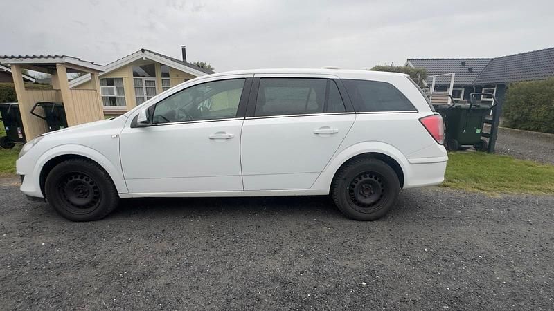 Weiß Gebraucht 2010 Opel Astra Kombi | 4.500 € (Superpreis) - Bild 1/4