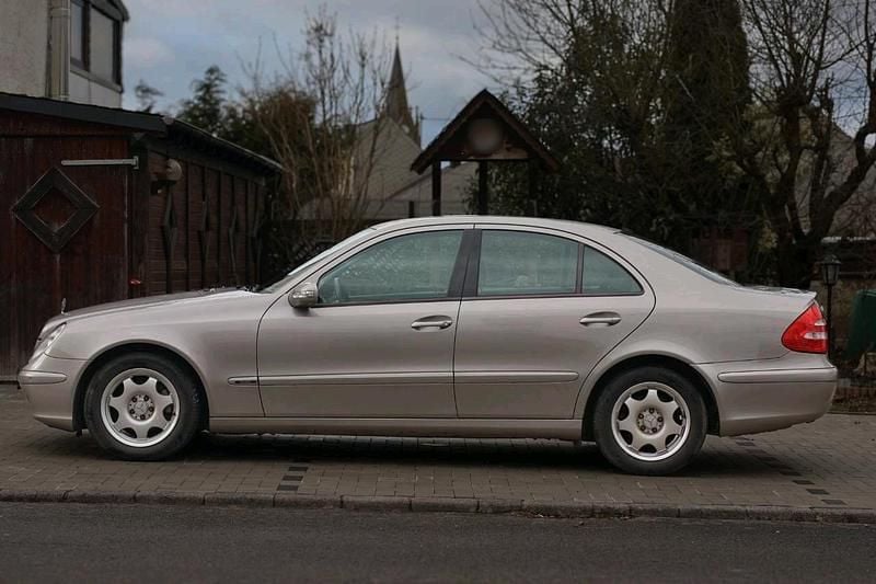Gebraucht Mercedes E220 150 PS (110 kW) 2005 Grau Limousine