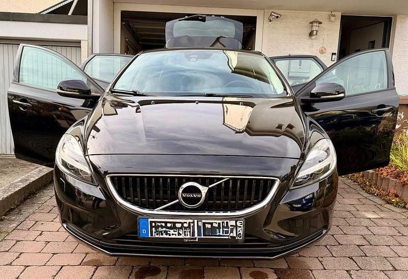 Schwarz Gebraucht 2016 Volvo V40 Momentum Limousine | 10.999 € (Superpreis) - Bild 1/4