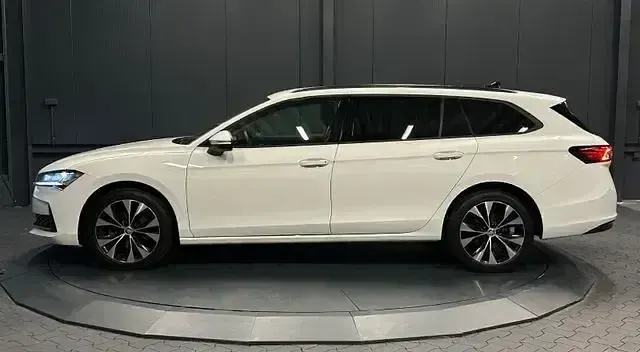 Gebraucht Skoda Superb Selection 150 PS (110 kW) 2024 Purity weiss Kombi
