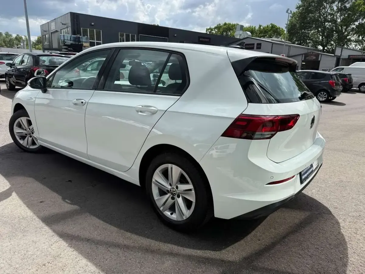Gebraucht VW Golf VIII Life 150 PS (110 kW) 2022 Weiß Limousine