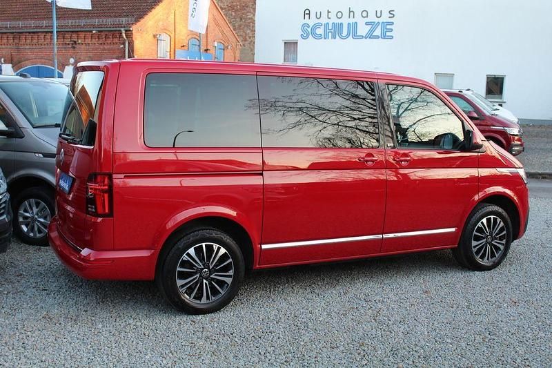 Gebraucht VW Multivan Generation Six 150 PS (110 kW) 2022 Lh3t kirschrot Van