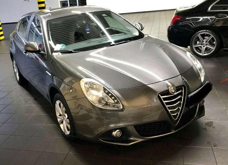 Grau Gebraucht 2014 Alfa Romeo Giulietta Turismo Kleinwagen | 5.500 € - Bild 1/4