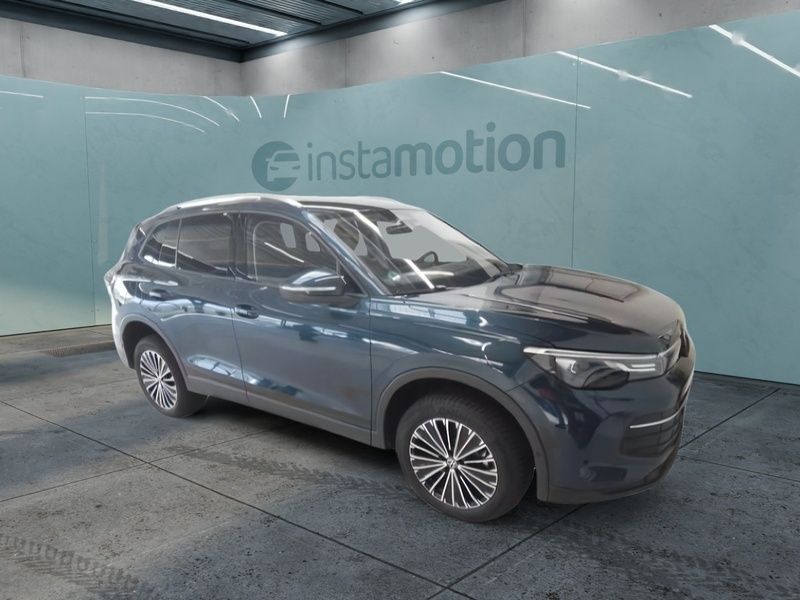 Blau Gebraucht 2024 VW Tiguan Life SUV | 40.150 € (Etwas zu teuer) - Bild 1/3