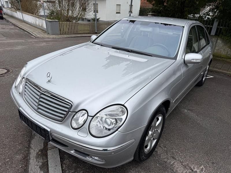 Gebraucht Mercedes E220 150 PS (110 kW) 2002 Silber Limousine