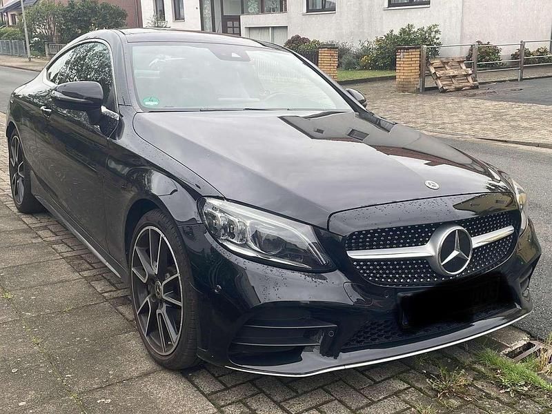 Schwarz Gebraucht 2019 Mercedes C300 AMG line Coupé | 31.900 € (Guter Preis) - Bild 1/4