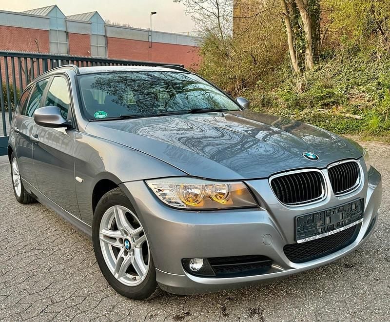 Gebraucht BMW 318 143 PS (105 kW) 2012 Grau Kombi