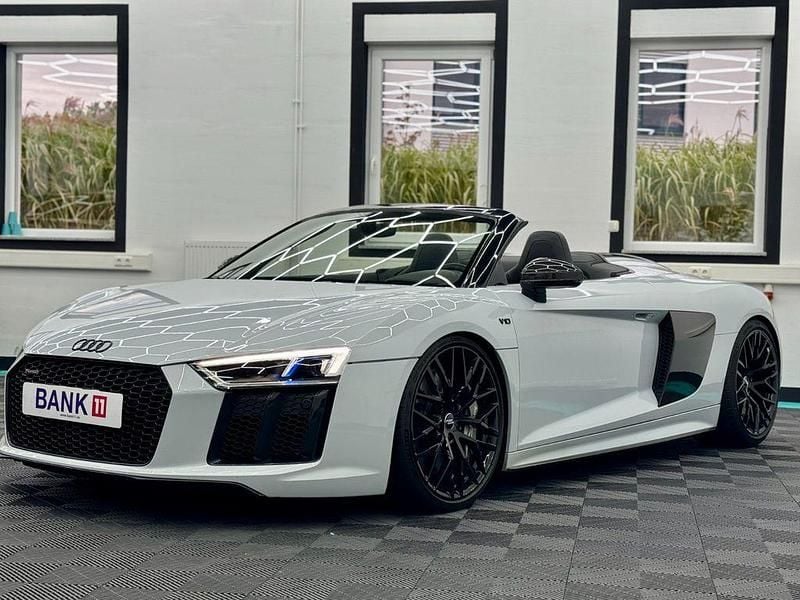 Grau Gebraucht 2017 Audi R8 Spyder Ambiente Cabrio | 104.900 € (Fairer Preis) - Bild 1/4