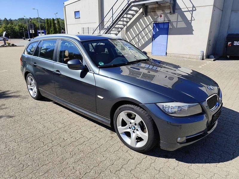 Grün Gebraucht 2010 BMW 330 Kombi | 6.900 € (Superpreis) - Bild 1/4