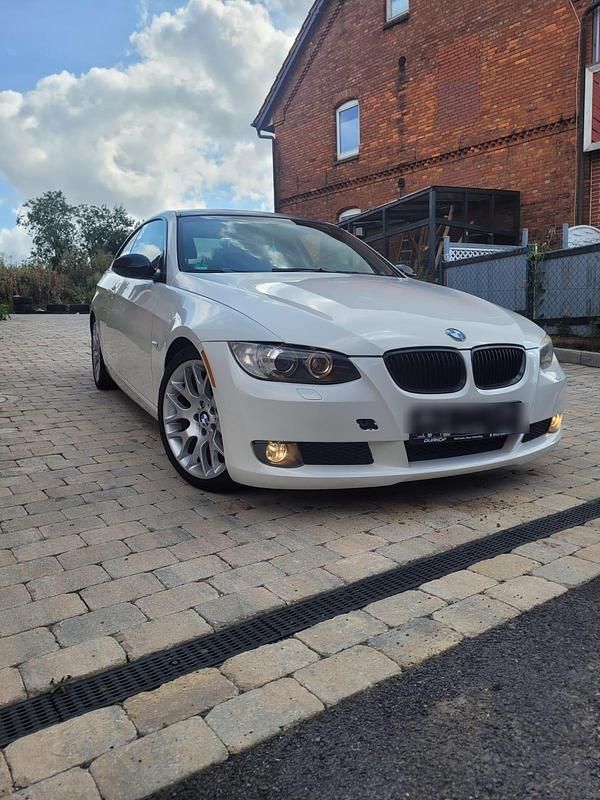 Weiß Gebraucht 2010 BMW 320 Coupé | 7.499 € (Fairer Preis) - Bild 1/4
