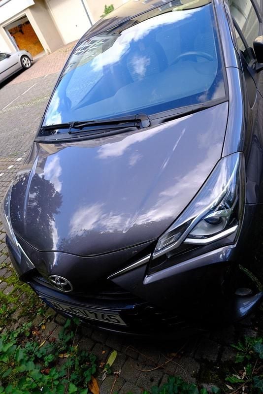 Grau Gebraucht 2018 Toyota Yaris Team Kleinwagen | 13.000 € (Fairer Preis) - Bild 1/4